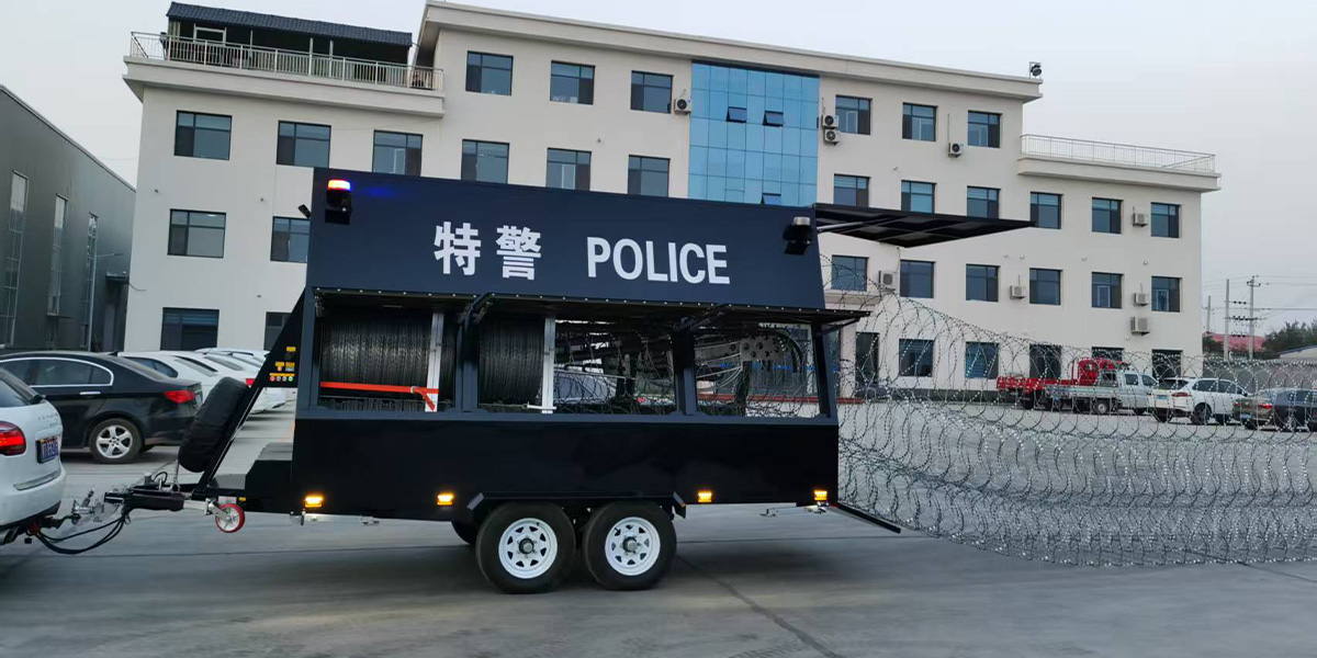 移动路障车产品图，展示拖挂式车体、警示灯和展开路障结构